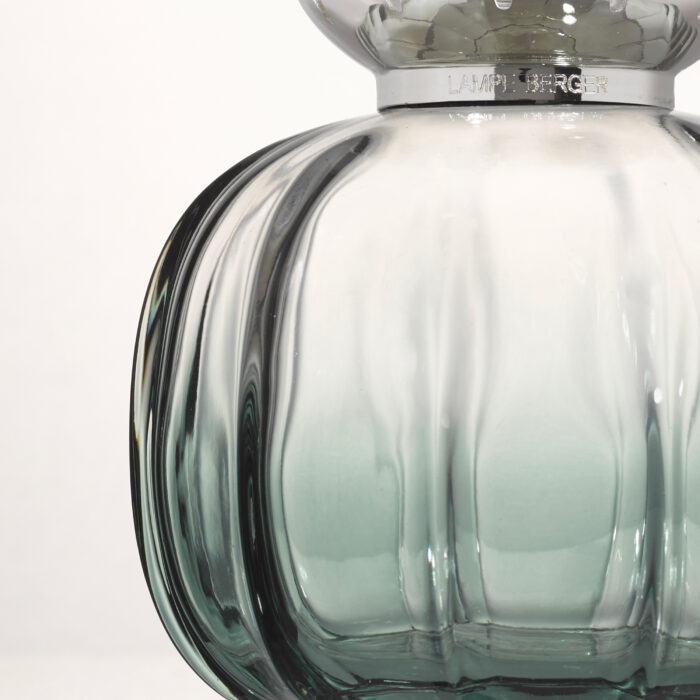 Nahaufnahme des geriffelten Lampenkörpers mit sichtbarer Prägung Lampe Berger
