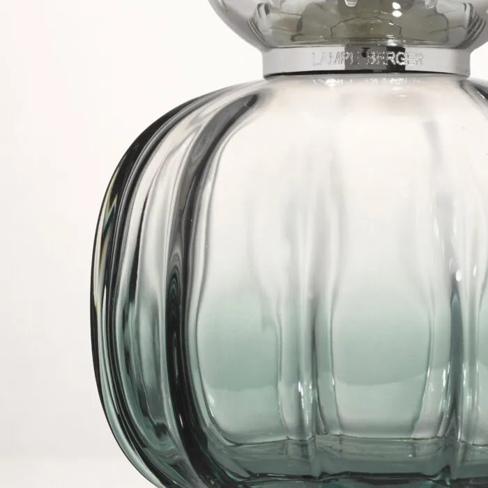 Nahaufnahme des geriffelten Lampenkörpers mit sichtbarer Prägung Lampe Berger