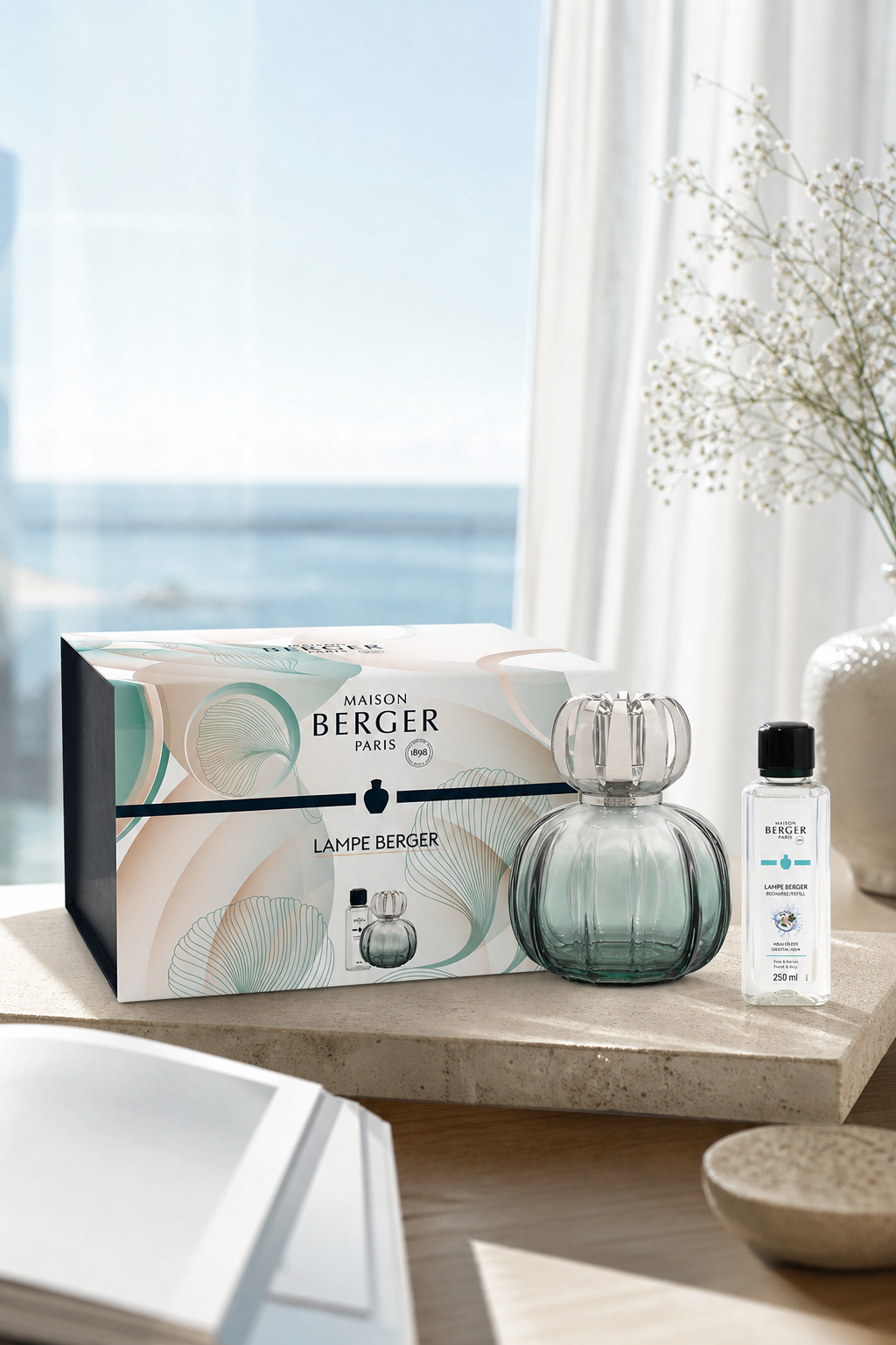 Lampe Berger Verpackung, Duftlampe und Nachfüllflasche auf einer Fensterbank