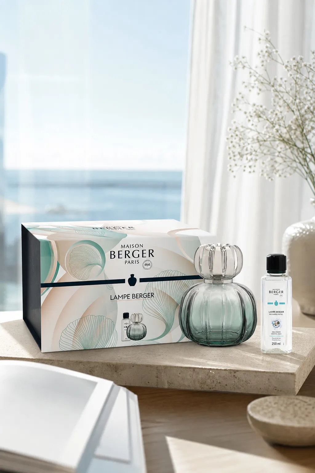 Lampe Berger Verpackung, Duftlampe und Nachfüllflasche auf einer Fensterbank