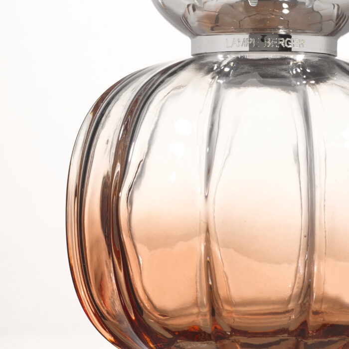 Nahaufnahme des geriffelten roséfarbenen Glaskörpers der Lampe Berger
