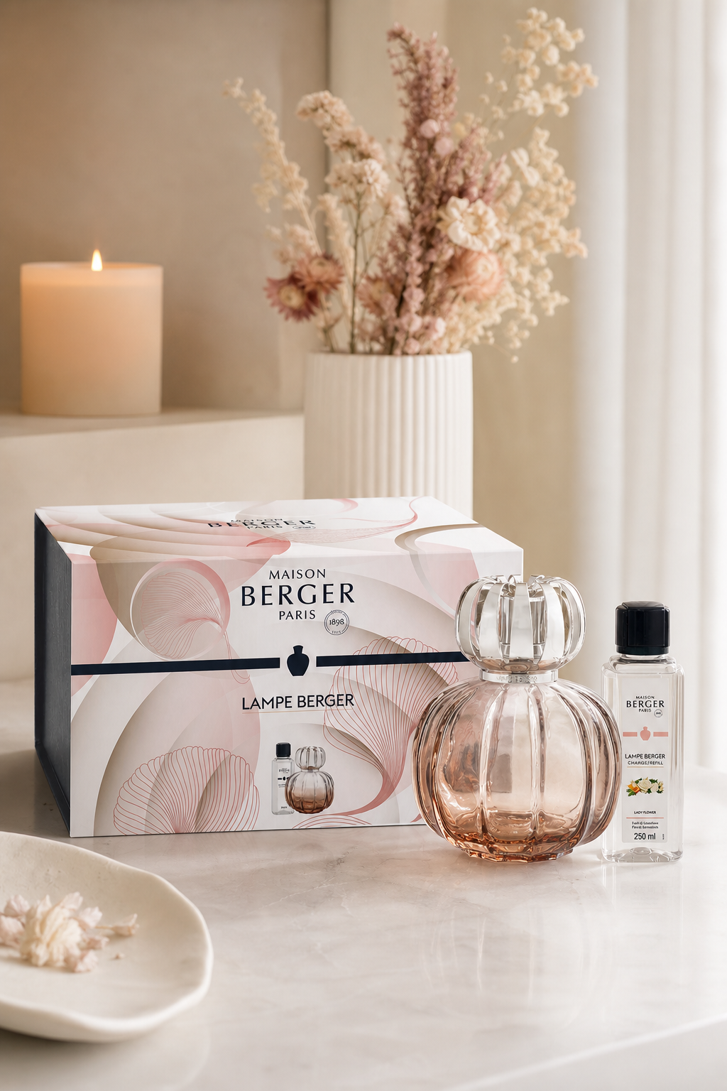 Maison Berger Lampe, Nachfüllflasche und Verpackung auf einem Tisch