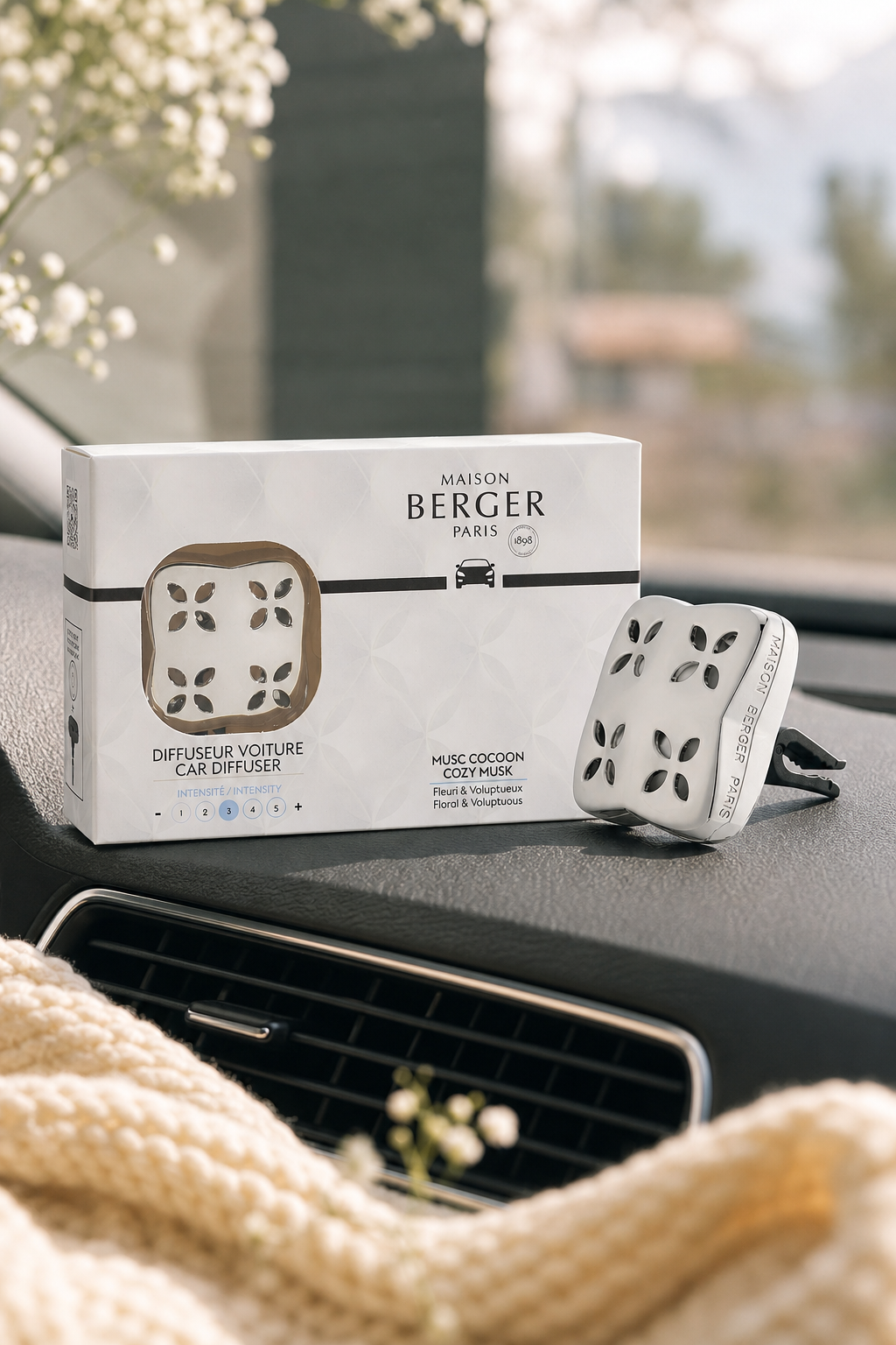 Maison Berger Paris Autoduft-Set auf dem Armaturenbrett eines Fahrzeugs