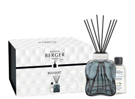 Blauer Diffuser mit Duftstäbchen neben Verpackung und Nachfüllflasche