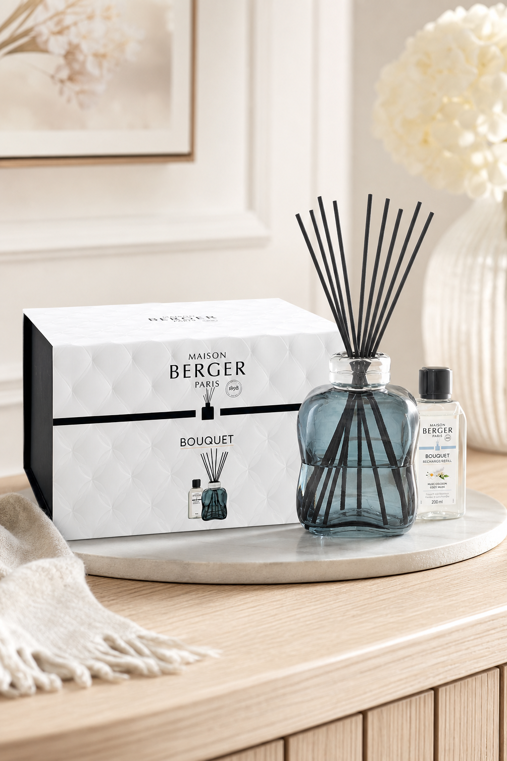 Maison Berger Diffuser mit Duftstäbchen, Verpackung und Nachfüllflasche auf Tisch