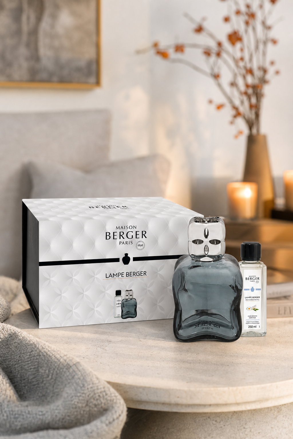 Maison Berger Paris Lampe Berger Set auf einem Tisch im Wohnraum