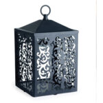 Schwarze Laterne mit Ringgriff und ornamentalen Seitenausschnitten