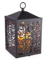 Schwarze Laterne mit warm beleuchteten Ornamentausschnitten