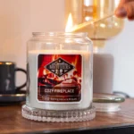 Brennende Cozy Fireplace Duftkerze im Glas beim Anzünden
