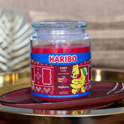 Haribo Cozy Home Duftkerze auf einem dekorativen Tablett im Wohnambiente