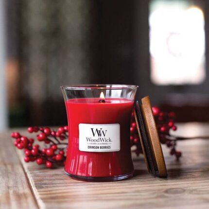 Brennende rote WoodWick Crimson Berries Kerze mit Holzdeckel und Beerenzweigen