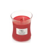 Rote WoodWick Crimson Berries Kerze im Glas auf weißem Hintergrund