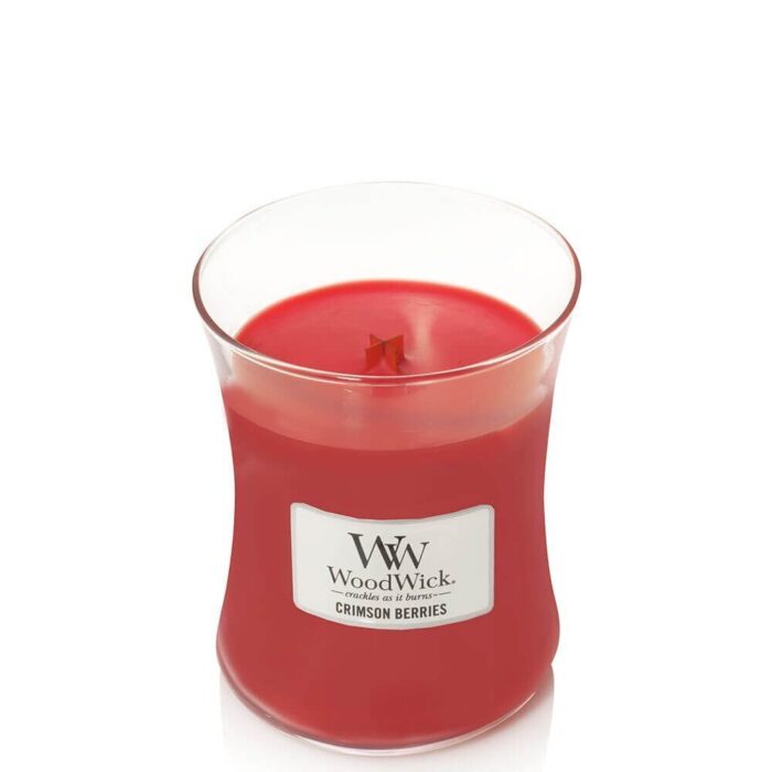 Rote WoodWick Crimson Berries Kerze im Glas auf weißem Hintergrund