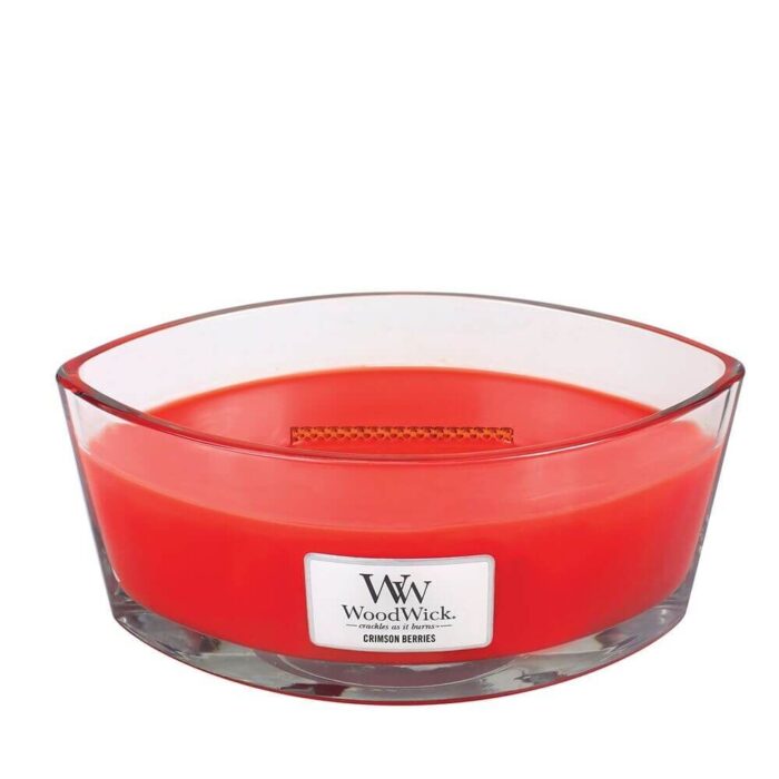 WoodWick Crimson Berries Kerze mit Holzdeckel auf einem Tisch im Wohnbereich