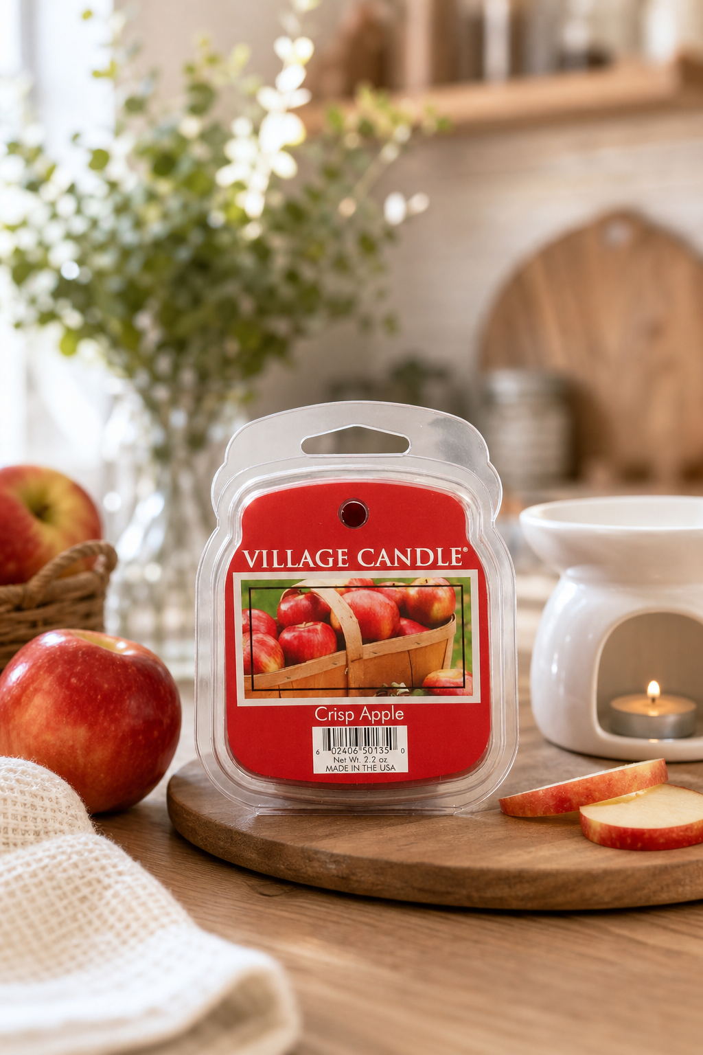 Crisp Apple Kerze auf Holzbrett neben Äpfeln und Teelichthalter