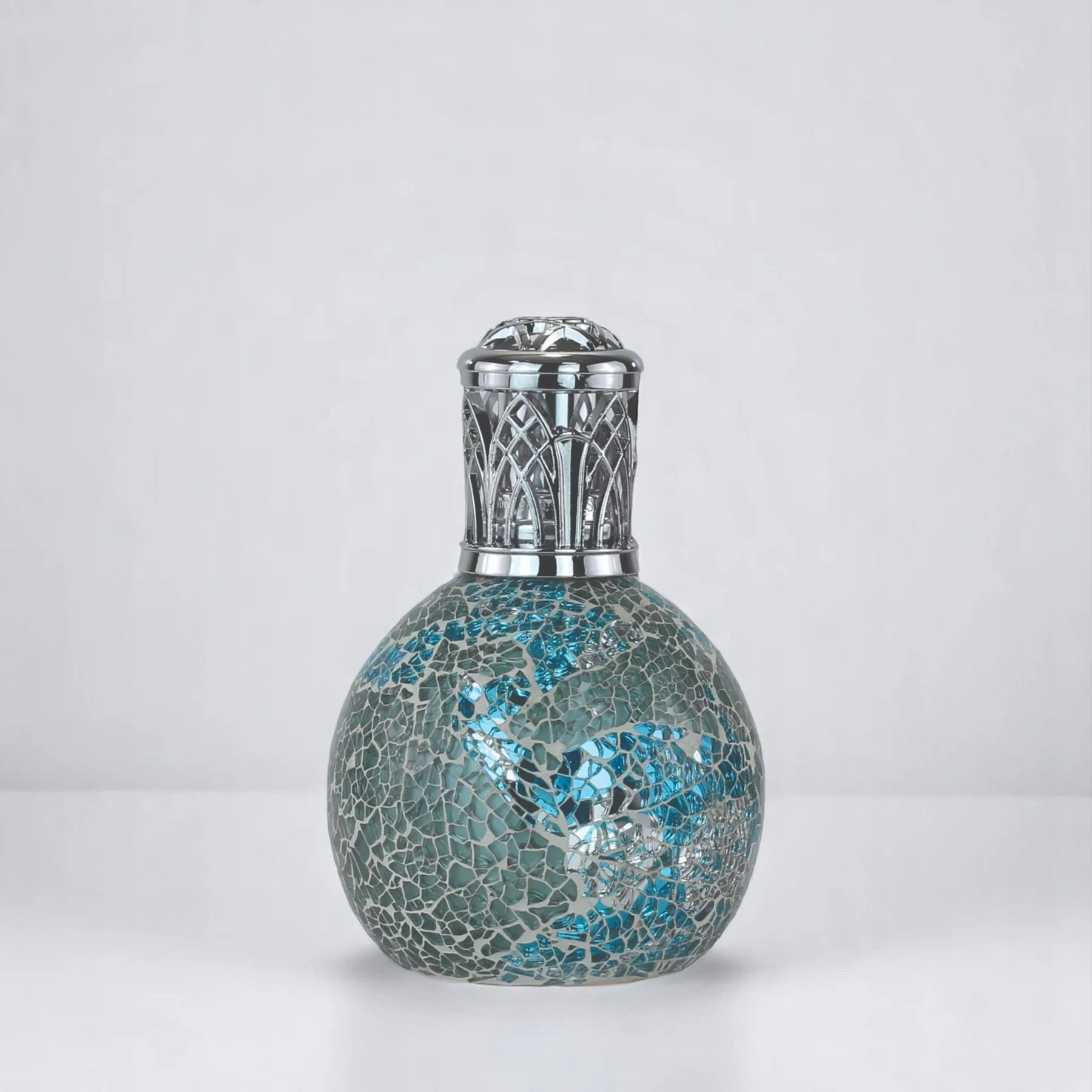 Crystal Seas L Duftlampe Runde Duftlampe mit blau-silbernem Mosaikdekor und verziertem Metallaufsatz