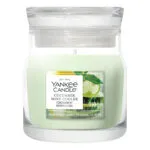 Yankee Candle Cucumber Mint Cooler Duftkerze im Glas auf weißem Hintergrund