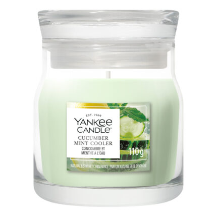 Yankee Candle Cucumber Mint Cooler Duftkerze im Glas auf weißem Hintergrund