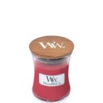 Rote WoodWick Kerze im Glas mit geschlossenem Holzdeckel