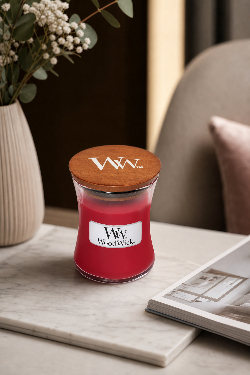 Rote WoodWick Kerze mit Holzdeckel auf einem Wohnzimmertisch