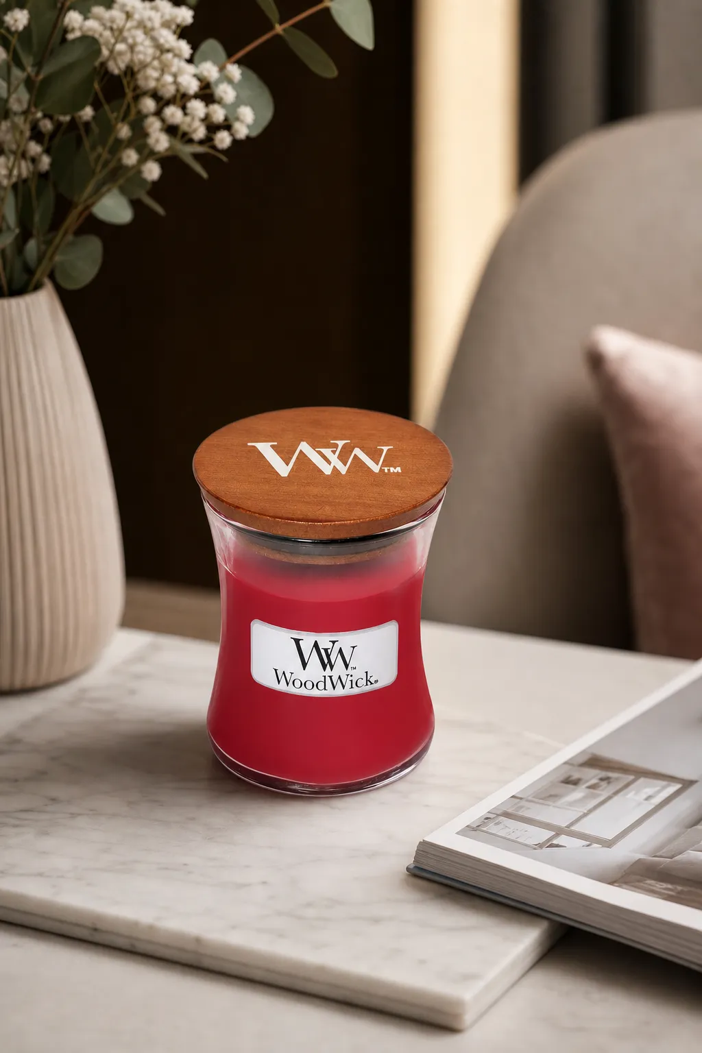 Rote WoodWick Kerze mit Holzdeckel auf einem Wohnzimmertisch