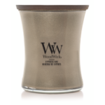 WoodWick Cypress Ore Kerze mit geschlossenem Holzdeckel frontal