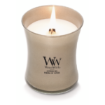 WoodWick Cypress Ore Kerze mit brennender Flamme in Nahaufnahme