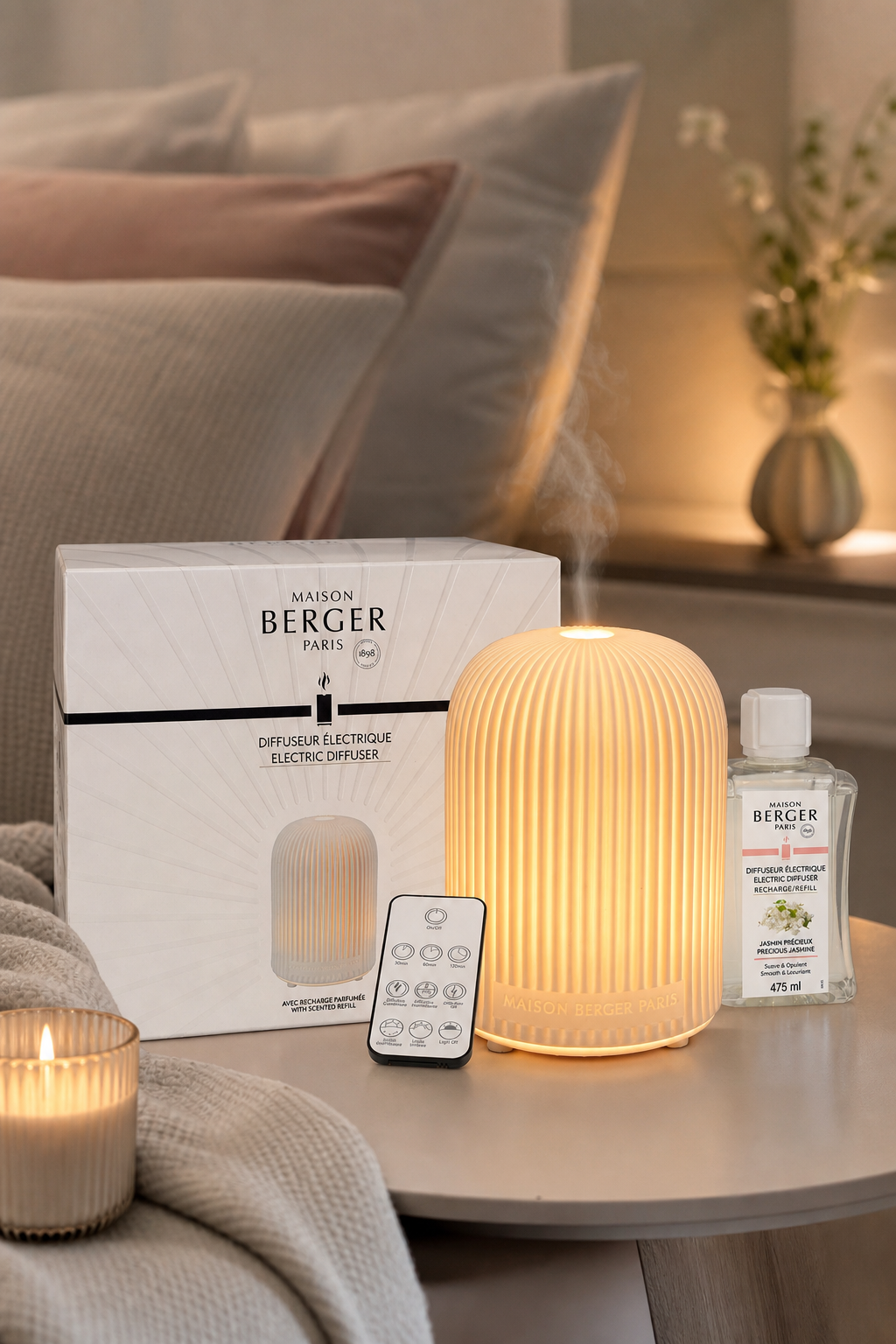 Beleuchteter elektrischer Diffuser mit Verpackung und Jasmin-Nachfüllflakon auf einem Tisch