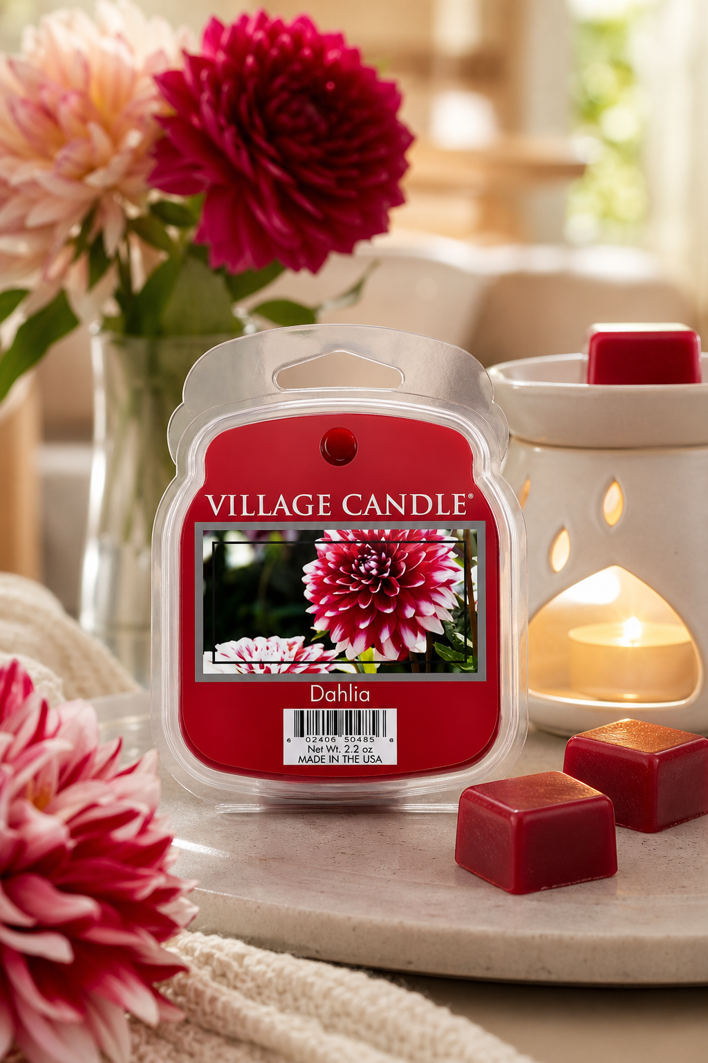 Village Candle Dahlia vor einer Tasse und brennendem Windlicht