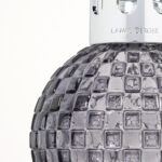 Graue Lampe Berger neben 250-Milliliter-Nachfüllflasche
