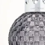 Graue Lampe Berger neben 250-Milliliter-Nachfüllflasche