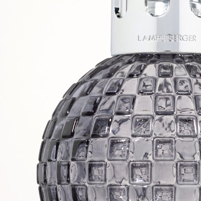 Graue Lampe Berger neben 250-Milliliter-Nachfüllflasche