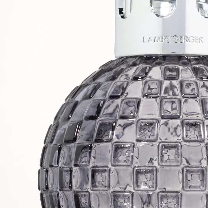 Graue Lampe Berger neben 250-Milliliter-Nachfüllflasche