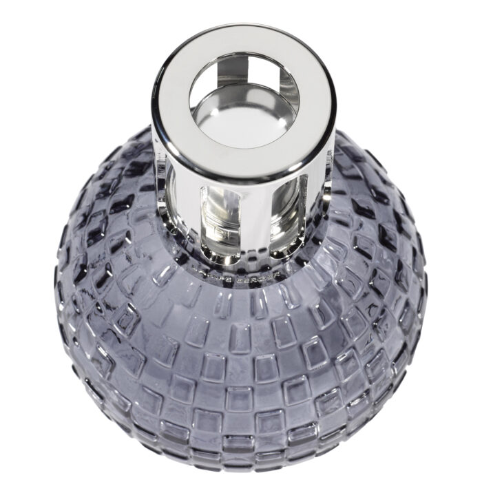 Graue Lampe Berger neben einer Flasche Amber-Powder-Parfum