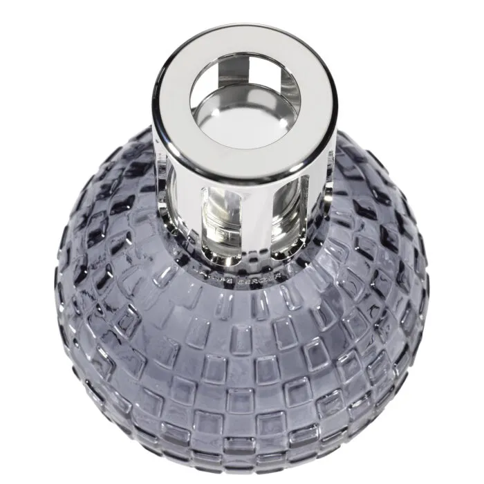 Graue Lampe Berger neben einer Flasche Amber-Powder-Parfum