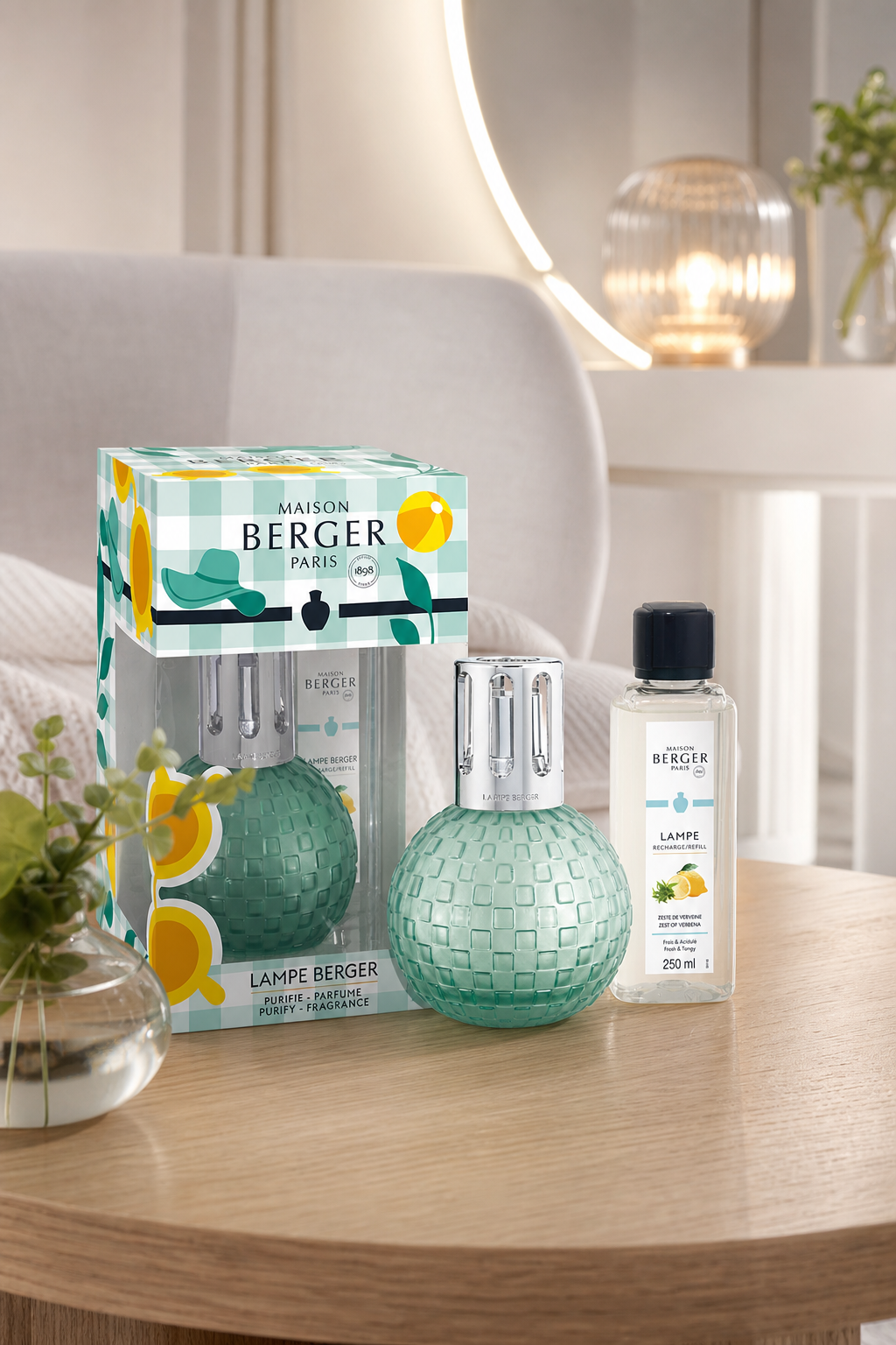 Lampe Berger, Nachfüllflasche und Verpackung auf einem Wohnzimmertisch