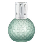 Detailansicht der grünen Lampe Berger mit silberner Kappe
