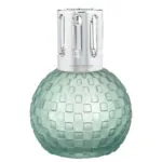Detailansicht der grünen Lampe Berger mit silberner Kappe