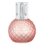Nahaufnahme einer rosafarbenen Lampe Berger mit silberfarbenem Aufsatz