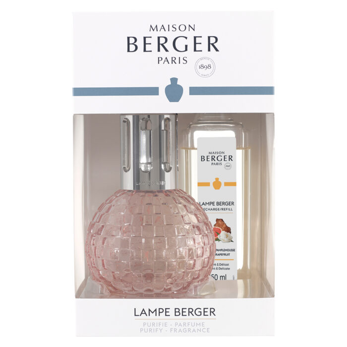 Rosa Lampe Berger und Verpackung auf einem Tisch neben Grapefruit
