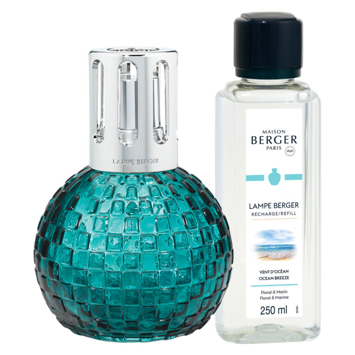 Türkisfarbene Lampe Berger neben einer Flasche Lampenöl