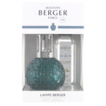 Türkisfarbene Lampe Berger und Verpackung auf einer Wohnraumoberfläche