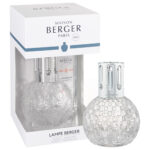 Kugelförmige Maison Berger Paris Lampe Berger neben ihrer Verpackung