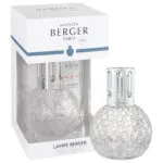 Kugelförmige Maison Berger Paris Lampe Berger neben ihrer Verpackung