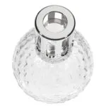 Nahaufnahme der offenen Kappe und reliefierten Oberfläche der Lampe Berger