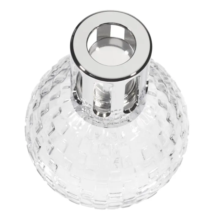 Nahaufnahme der offenen Kappe und reliefierten Oberfläche der Lampe Berger