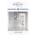 Maison Berger Paris Lampe Berger mit Verpackung in einer Wohnraumszene