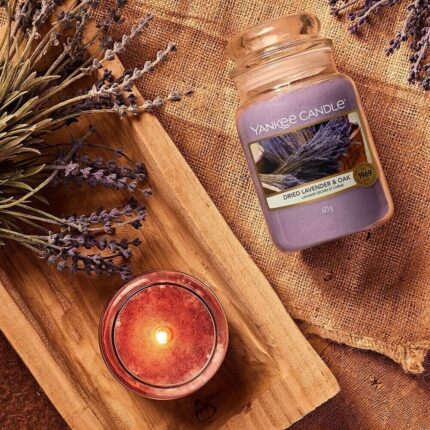 Yankee Candle Dried Lavender & Oak liegt neben Lavendel auf Holzbrett