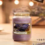 Yankee Candle Dried Lavender & Oak steht angezündet auf einem Holztisch