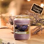 Yankee Candle Dried Lavender & Oak steht vor Lavendel und einem Farmers-Market-Schild